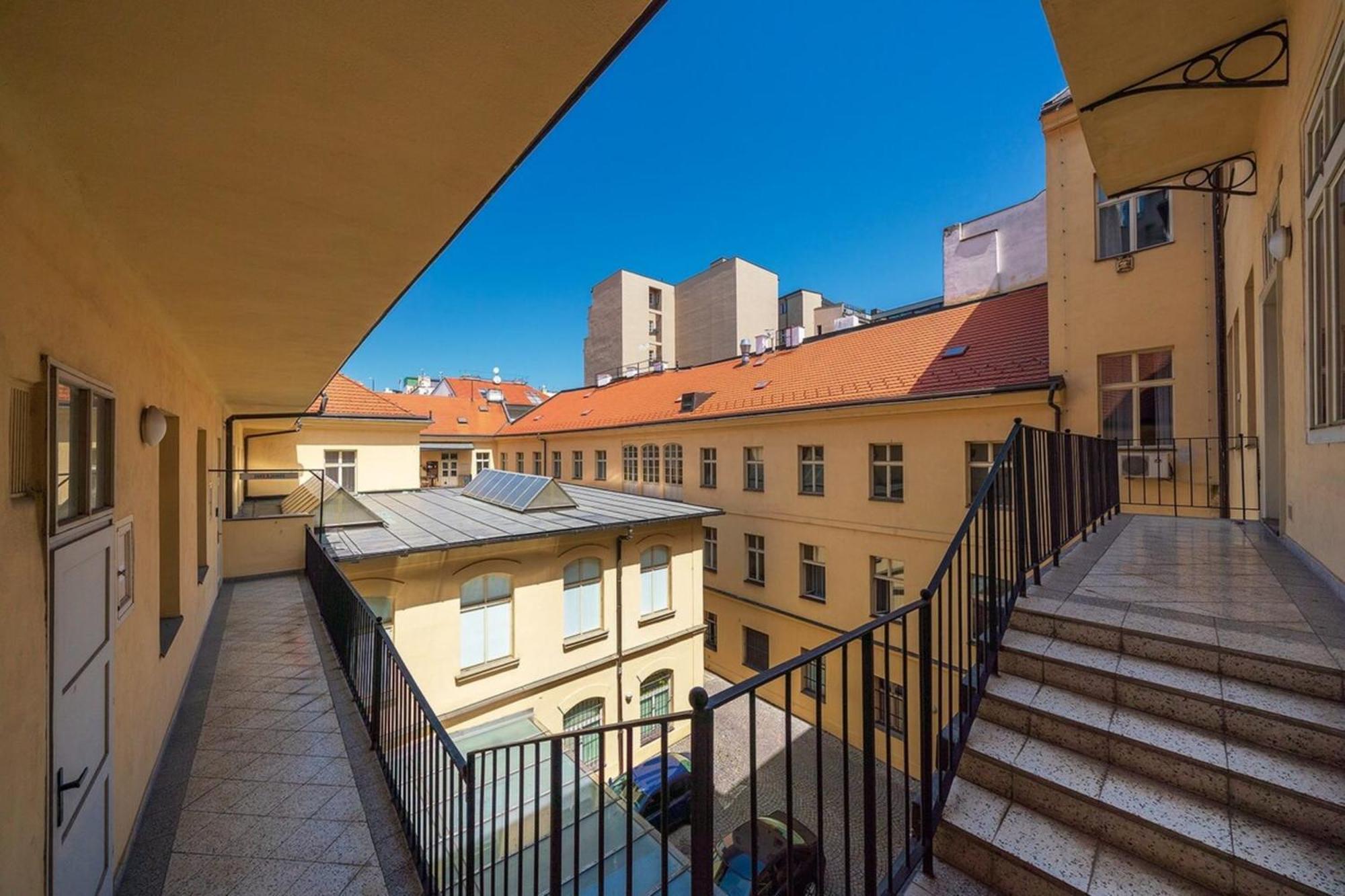 Quiet City Center Apartment In Hip & Foodie Area براغ المظهر الخارجي الصورة